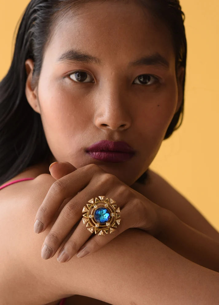 BLOOMING DAISY: ROUND, BLOOMING AND MYSTICAL COCKTAIL RING
