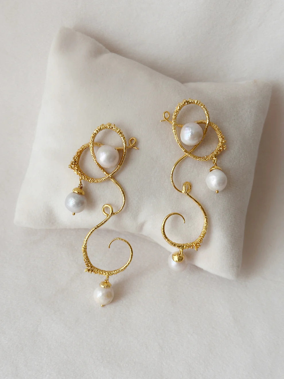 Curly worly pearly danglers Gold