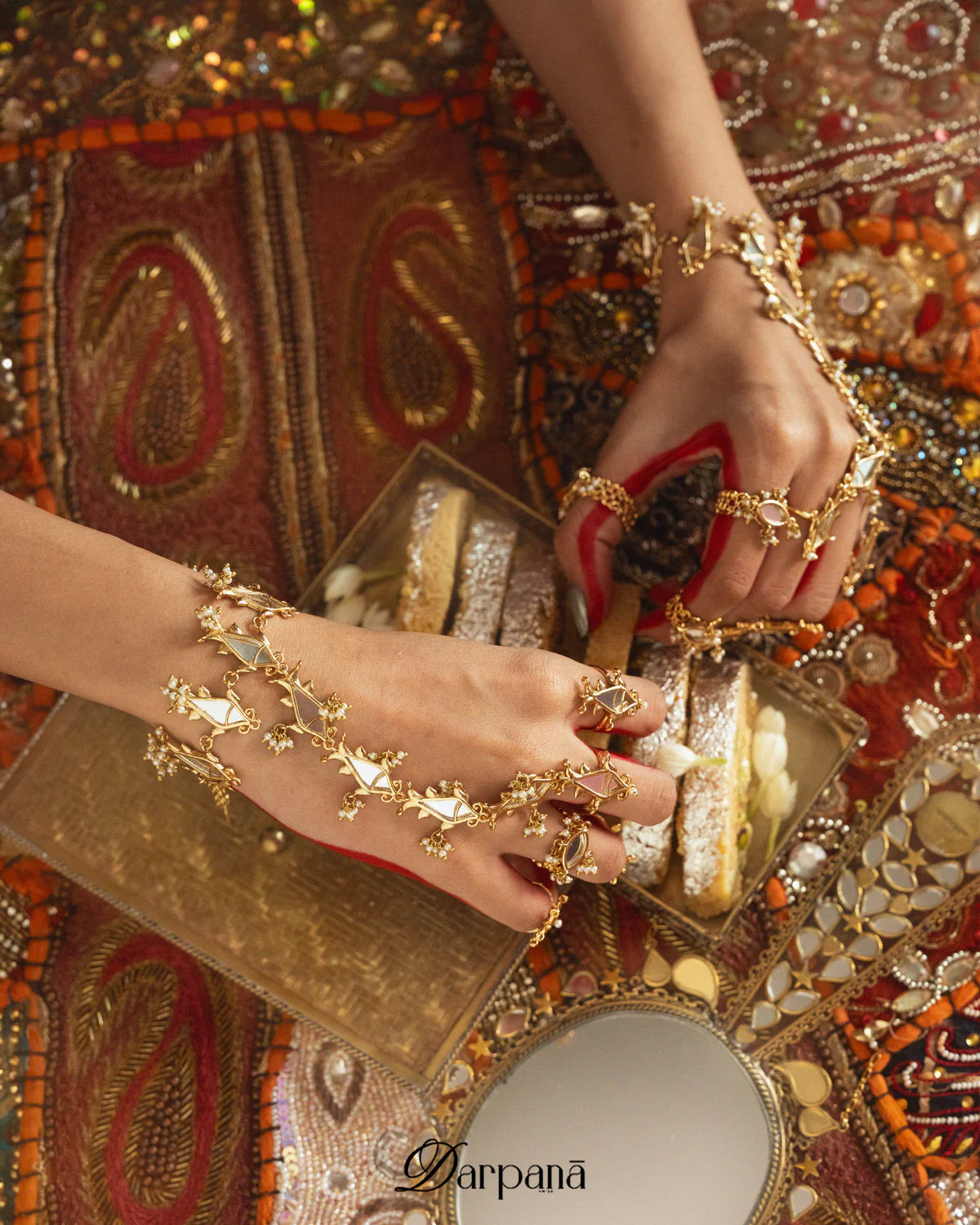 Darpan Meen Hathphool (single piece)