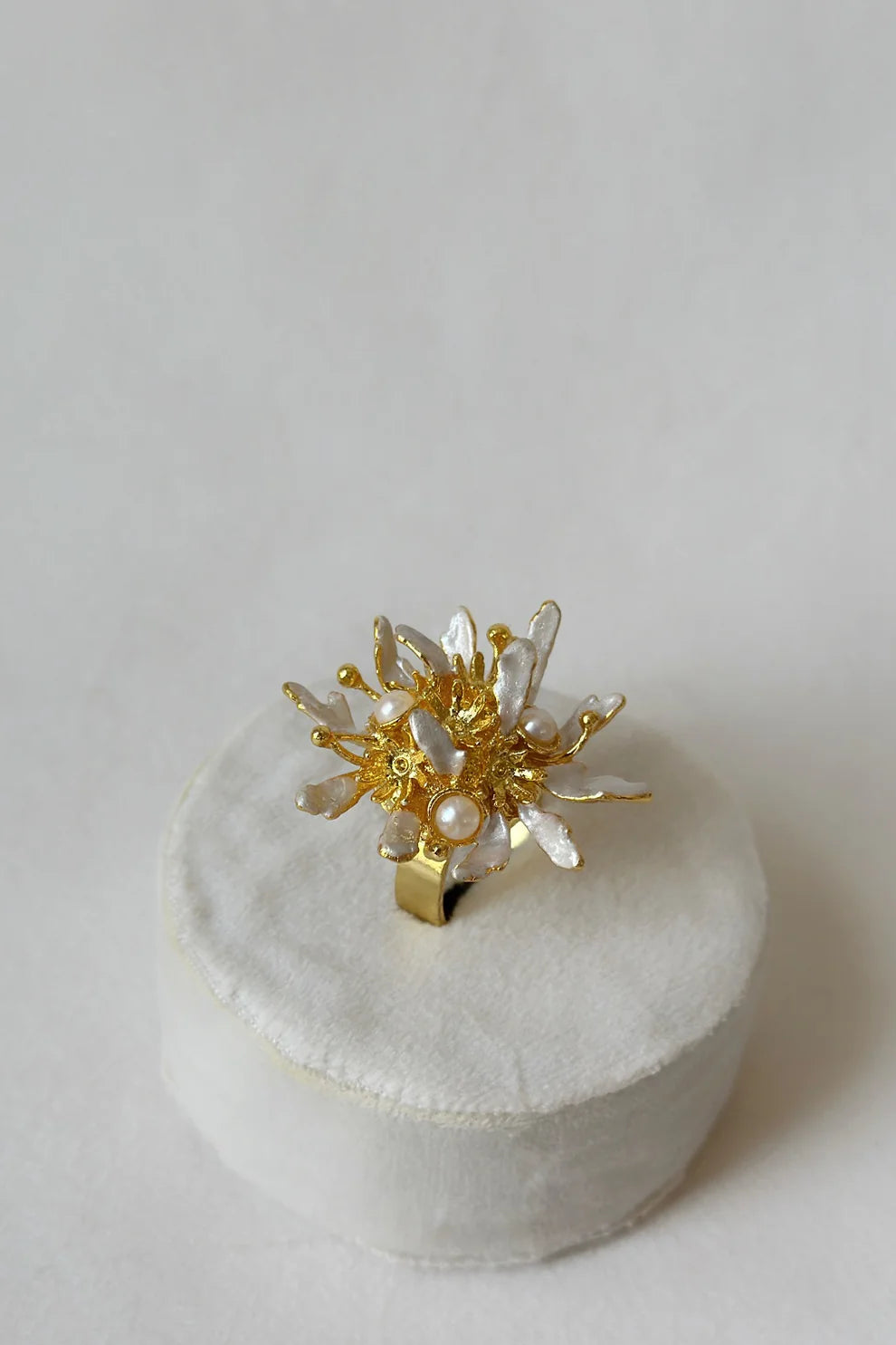 Flowerburst Ring - Snowy White
