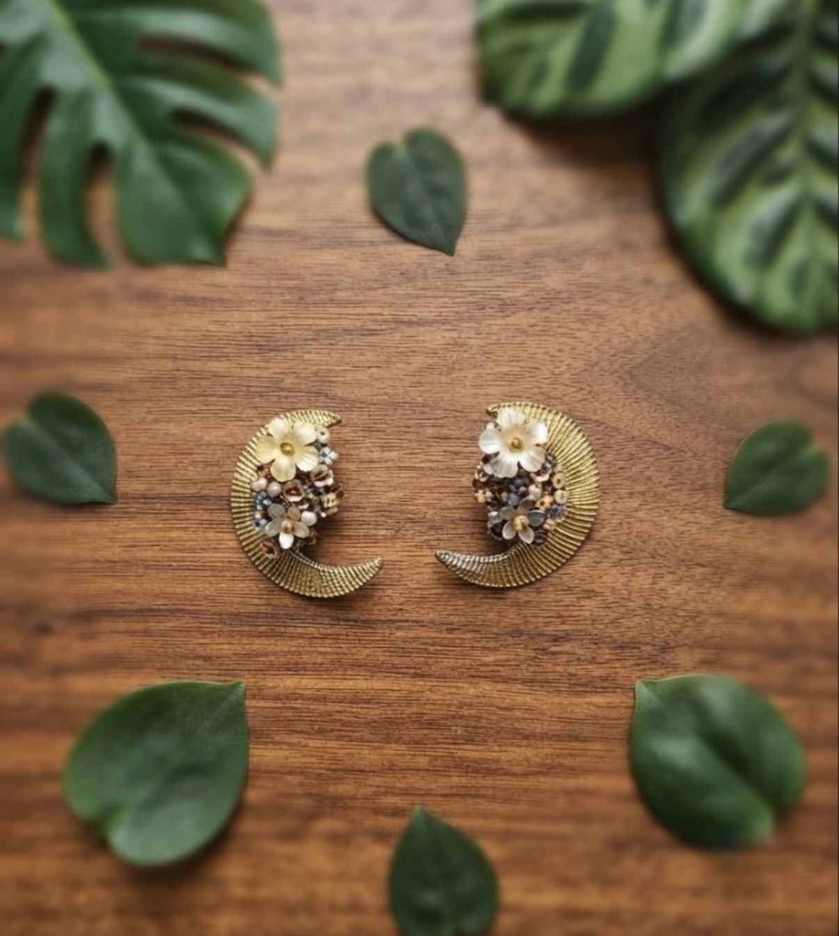 QUARTZ CRESENT EARRING