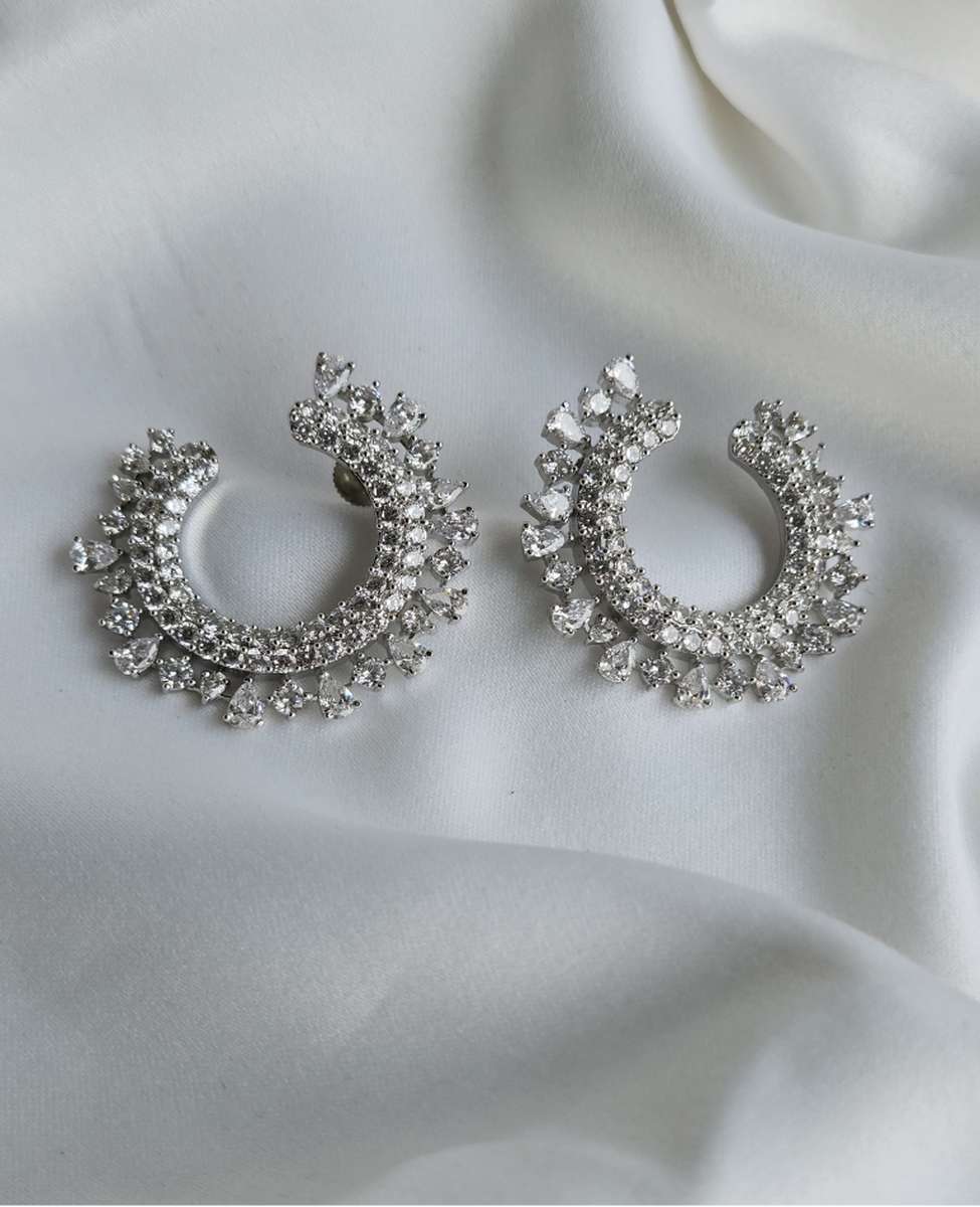 Royal crescent diamond earring