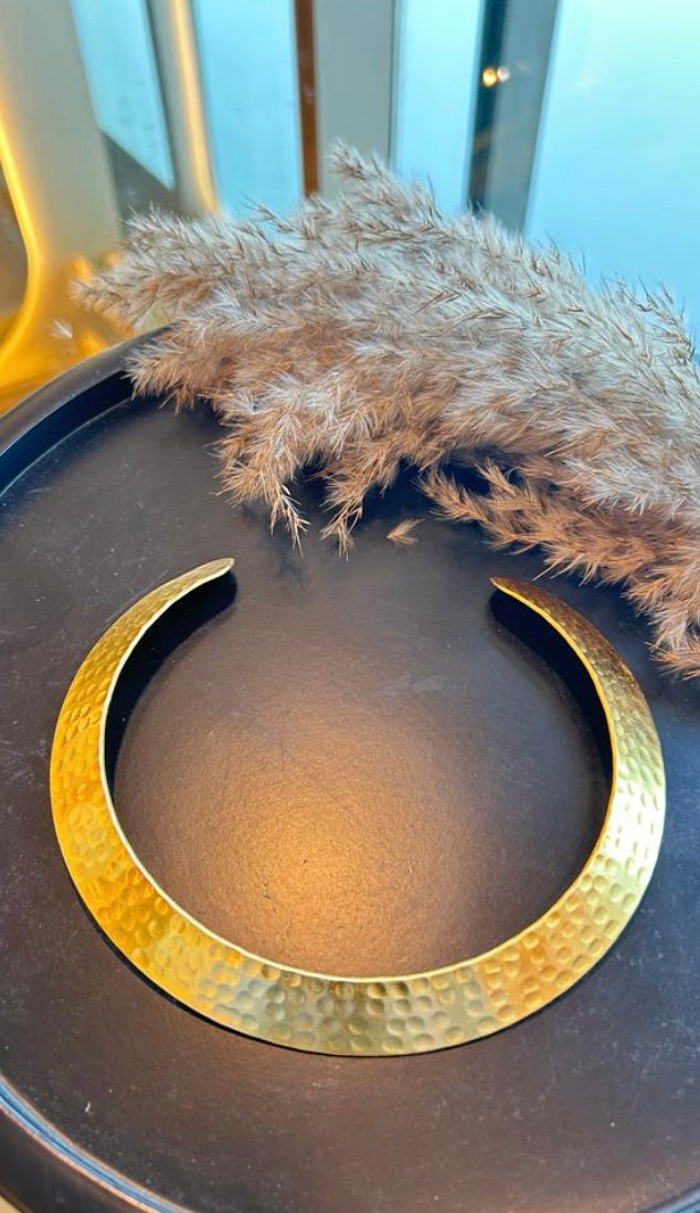 HAMMERED ROUND CHOKER
