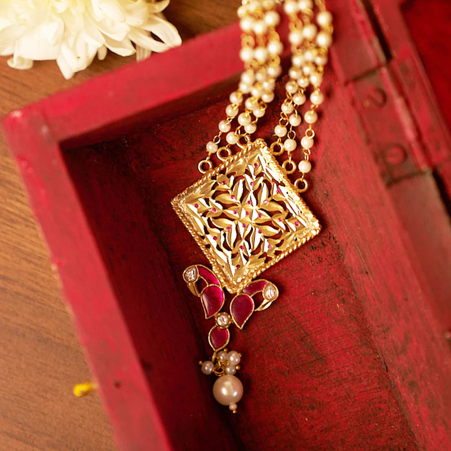 Varuna Pearl Neckalce