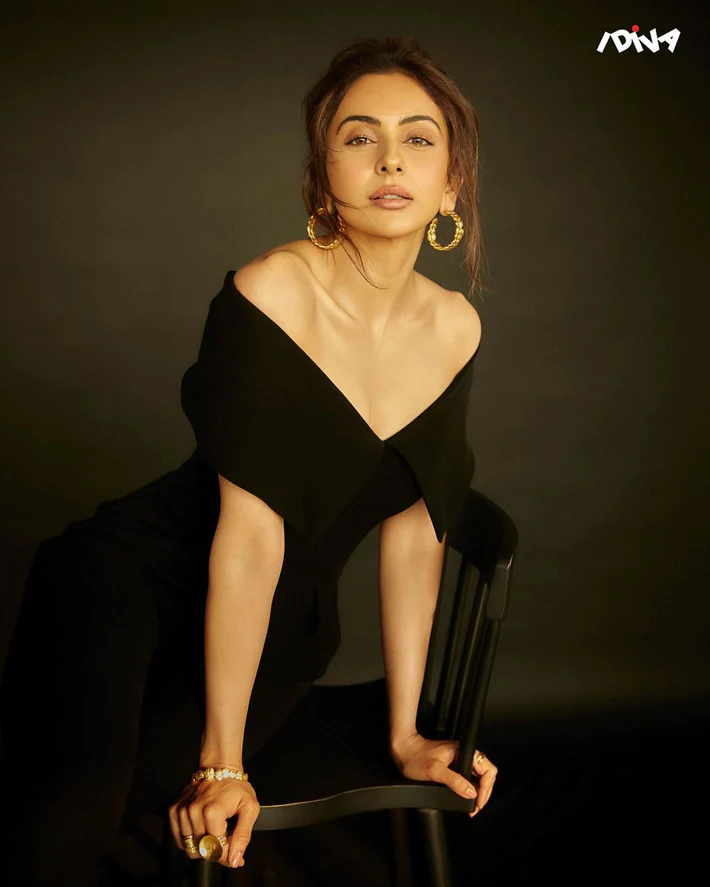 RAKUL PREET SINGH IN GOLD NUGGETS HOOP EARRINGS