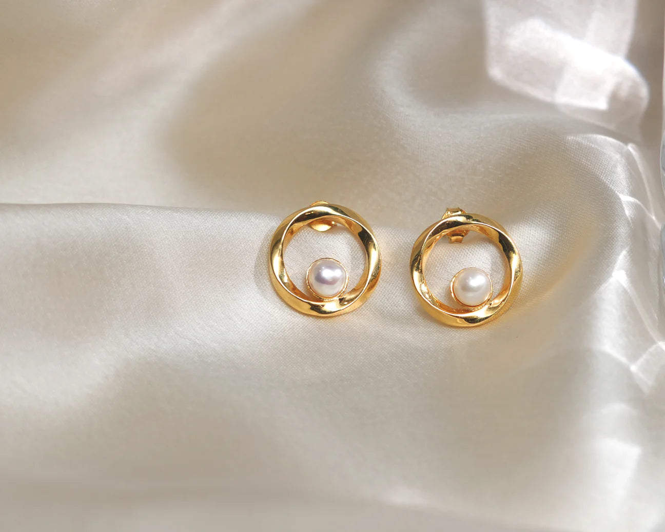 Circular Pearl Ear Studs