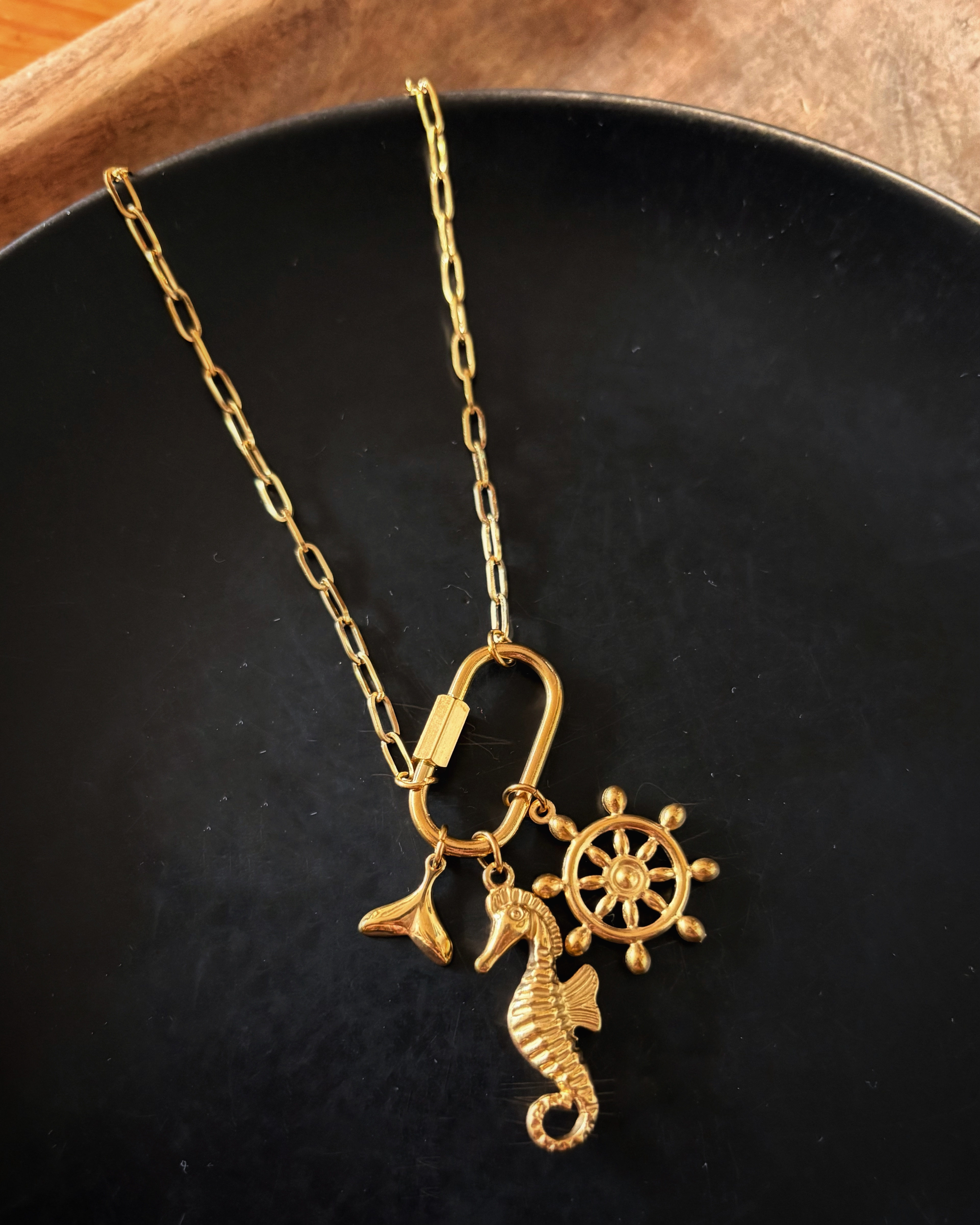 SEA HORSE CHARM NECK CHAIN