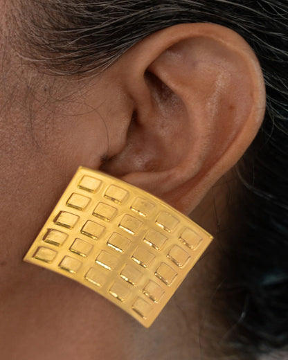 Kitthh Mega Studs Gold
