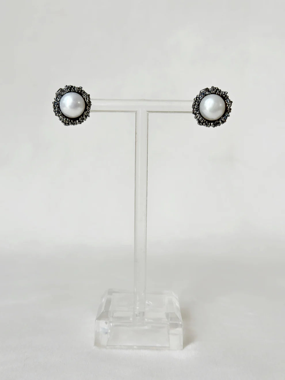 Pearl Cup Studs Meteorite Black