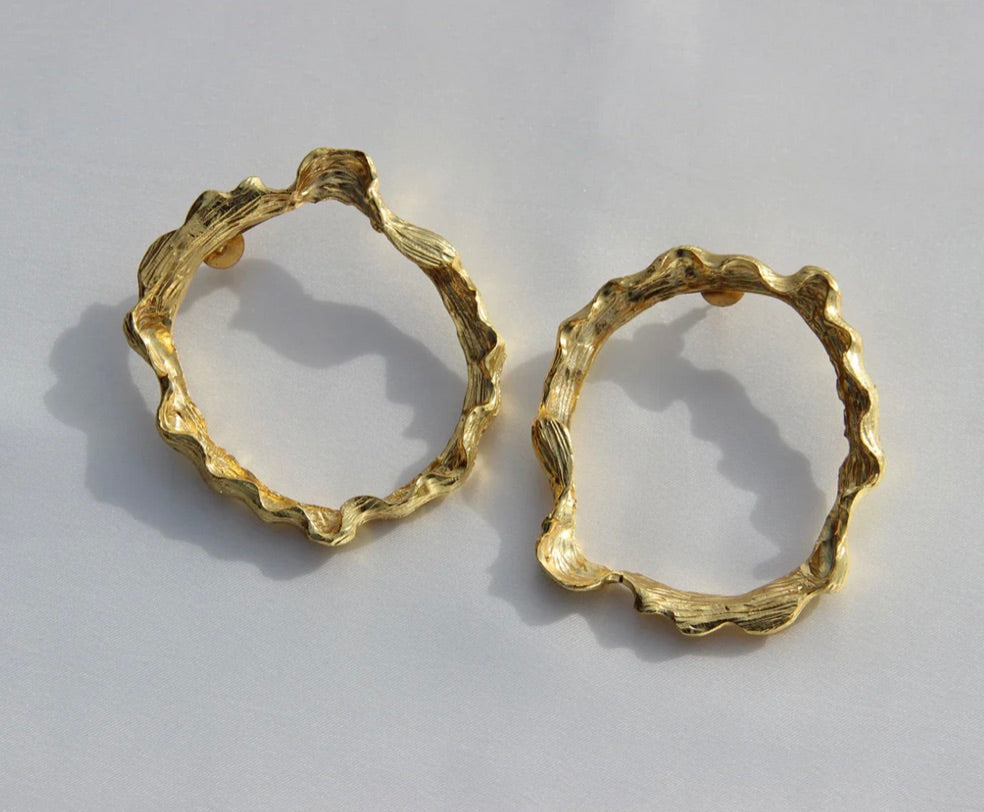 BARK TEXTURE CLASSIC HOOPS - GOLD