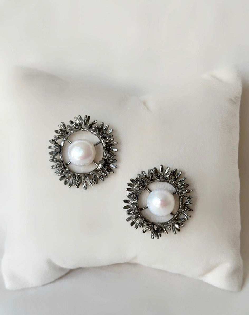 BLOOMING WREATH PEARL STUDS