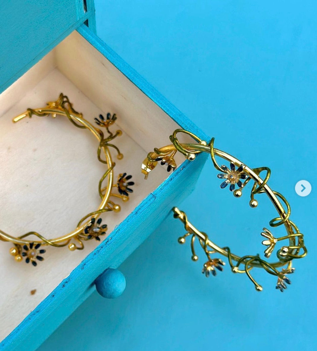 TENDRIL PEARL HOOPS