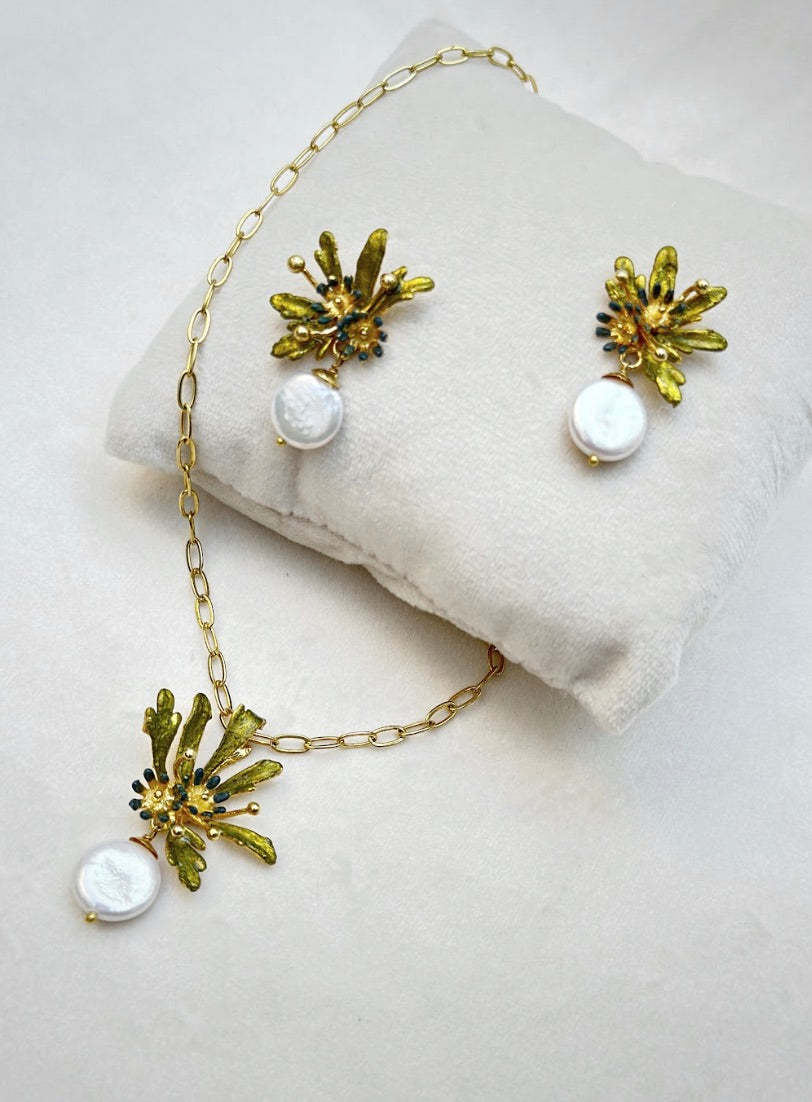FLOWER BURST PENDANT WITH CHAIN