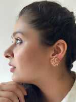 Load image into Gallery viewer, SUNSHINE MINI STUDS WITH PEARLS - ROSE GOLD
