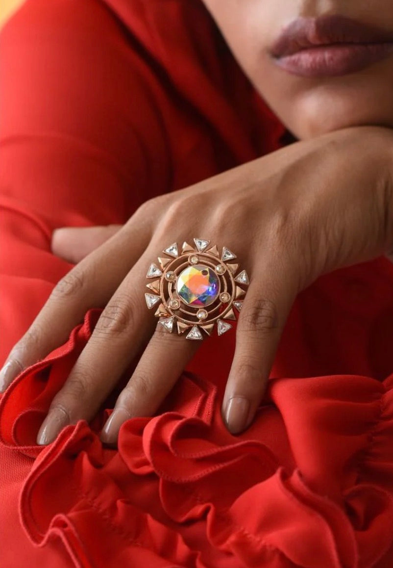 BLOOMING DAISY: ROUND, BLOOMING AND MYSTICAL COCKTAIL RING