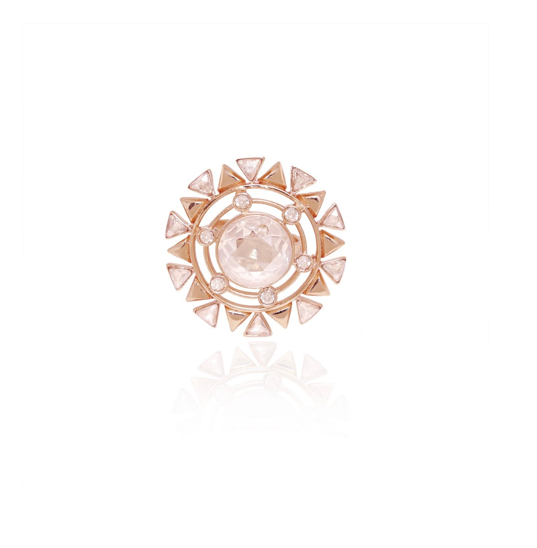 BLOOMING DAISY: ROUND, BLOOMING AND MYSTICAL COCKTAIL RING