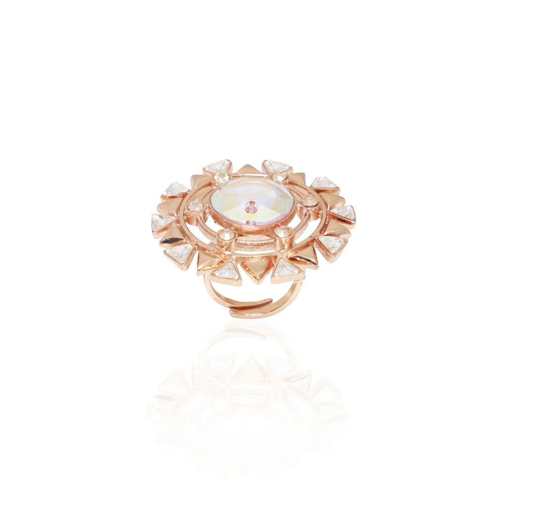 BLOOMING DAISY: ROUND, BLOOMING AND MYSTICAL COCKTAIL RING