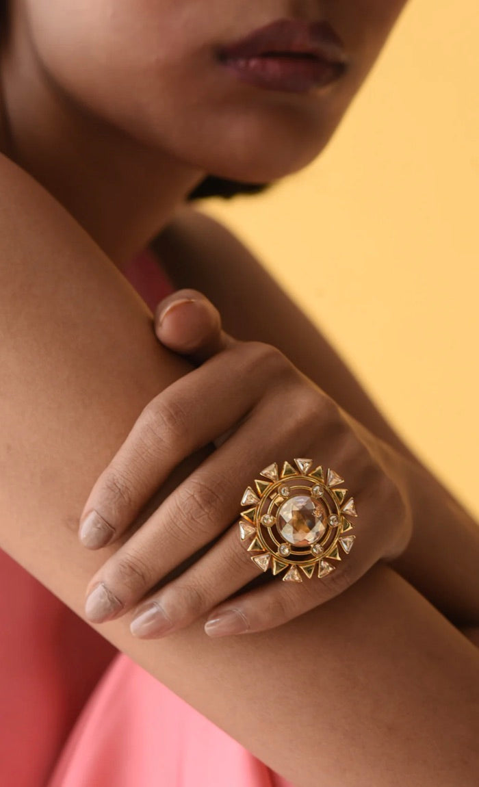 BLOOMING DAISY: ROUND, BLOOMING AND MYSTICAL COCKTAIL RING
