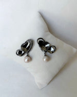 Load image into Gallery viewer, BUTTERFLY SHEET EARRINGS BLACK WTIH BAROQUE PEARLS
