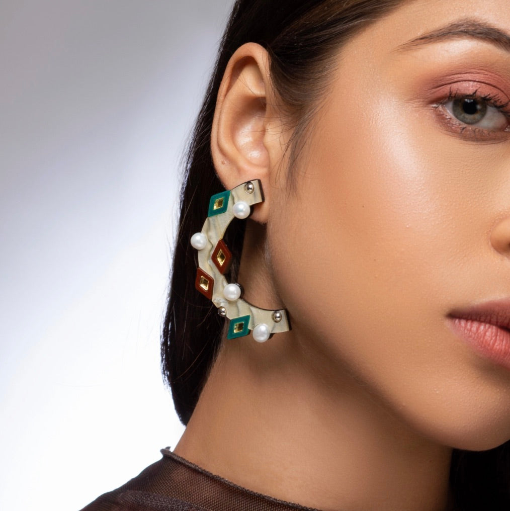 THE INTARSIA EARWEAR