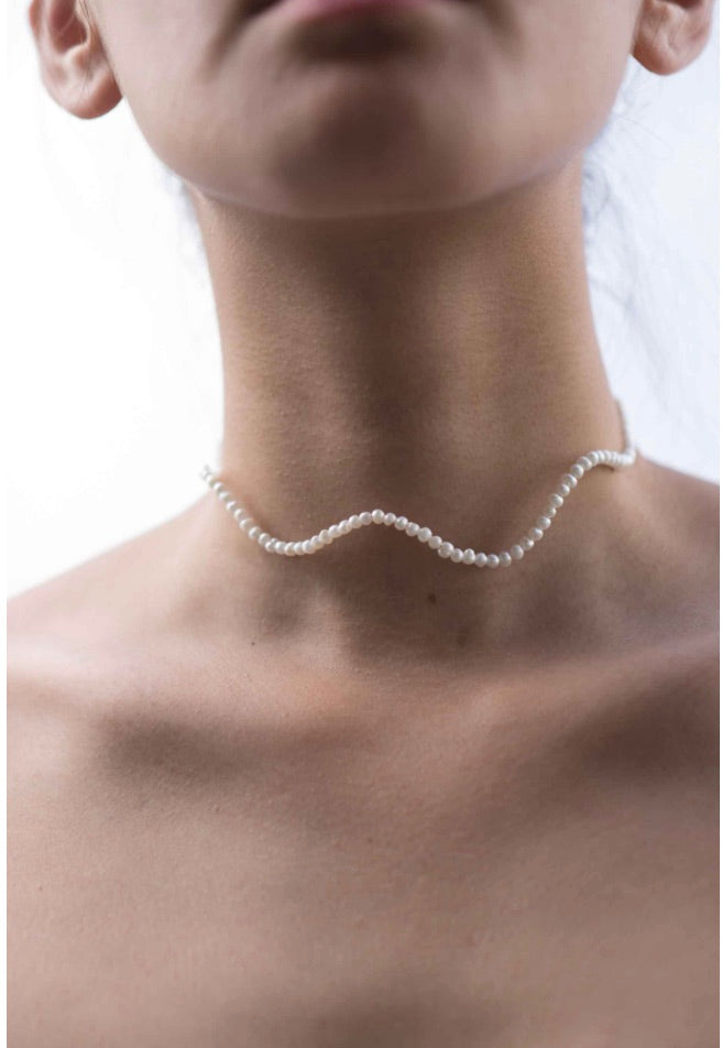 WAVY PEARL CHOKER