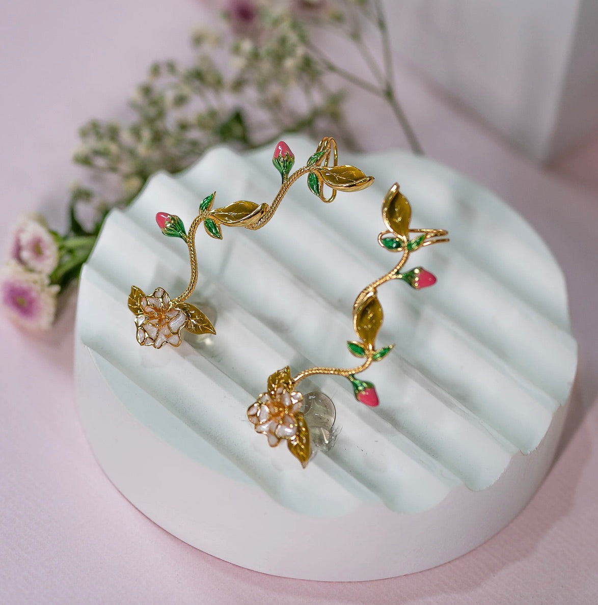 MINI SPRING EAR CUFF - PEARL WHITE