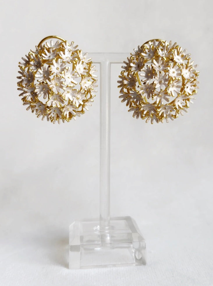 SPRINGTIME PEARL STUDS - GOLD