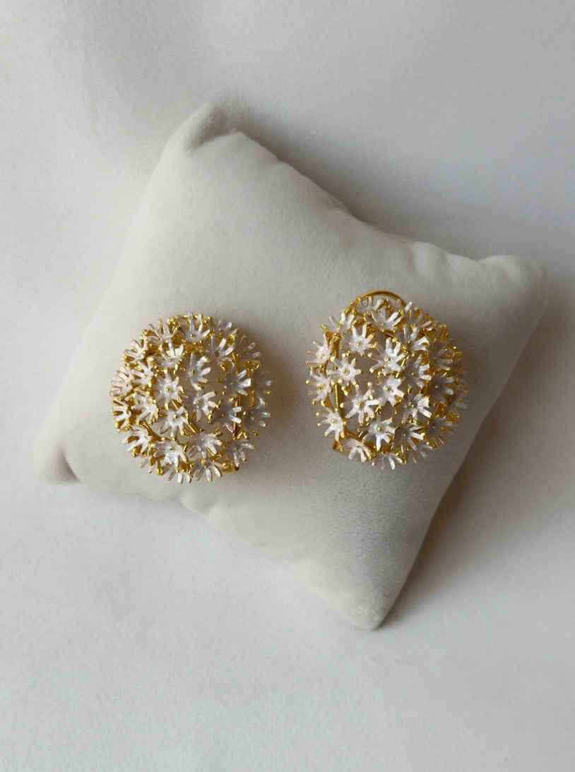 SPRINGTIME PEARL STUDS - GOLD