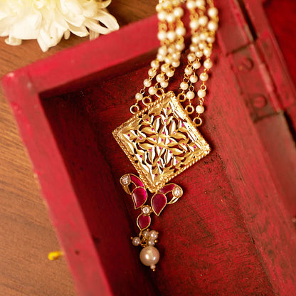 Varuna Pearl Neckalce