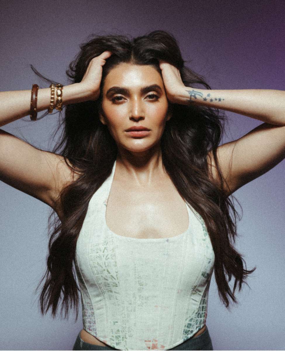 KARISHMA TANNA - Gold Ball Bangle